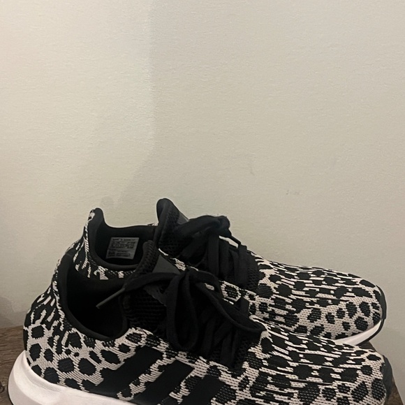 EUC Adidas Swift Run Leopard Print Athletic Tennis Shoes Womens 9 Black Gray - Picture 4 of 8